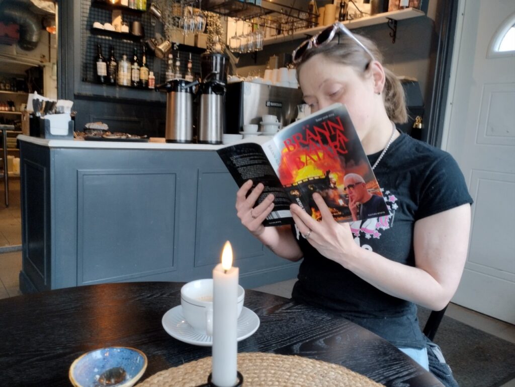 Vinterkatten läser bok